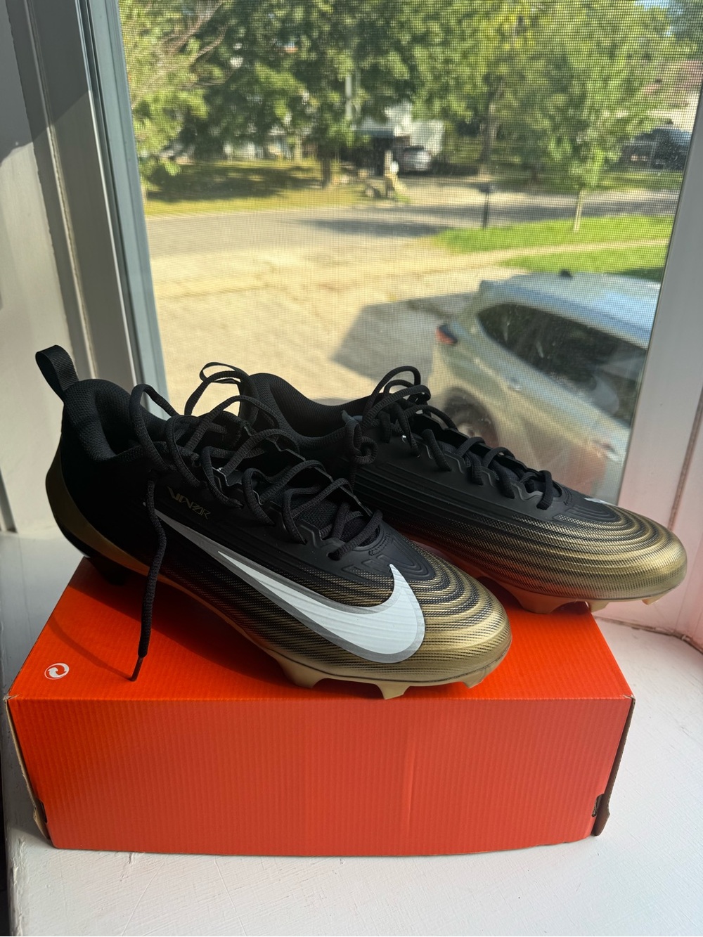 Nike Men's Black & Gold Gradient Soccer Cleats with White Swoosh